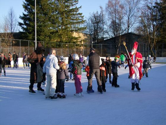 Der Nikolaus zieht am kommenden Freitag seine Schlittschuhe an und besucht das Eislauffest in Grünwald. Foto: VA
