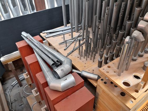 Herausgerissene und verbogene Pfeifen, gekappte Luftschläuche: Eine Renovierung der historischen Orgel in St. Wolfgang würde rund 25.000 Euro veranschlagen. Foto: PV Haidhausen