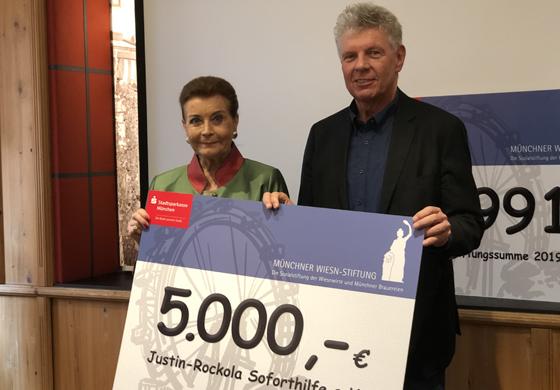 Gisela Rockola, Vorsitzende der Justin-Rockola-Soforthilfe erhielt von Oberbürgermeister Dieter Reiter einen Spendenscheck in Höhe von 5.000 Euro. Foto: hw