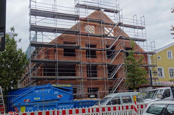 Der Bau des neuen, zweiten Rathauses in Erding kommt gut voran. Bereits Ende September wurde Richtfest für das 8,4-Millionen-Euro-Projekt gefeiert. Foto: kw