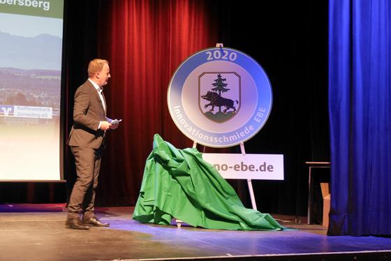 Landrat Robert Niedergesäß hat beim Wirtschaftsempfang 2019 in Ebersberg das Siegel der Innovationsschmiede erstmals vorgestellt. Foto: Landratsamt