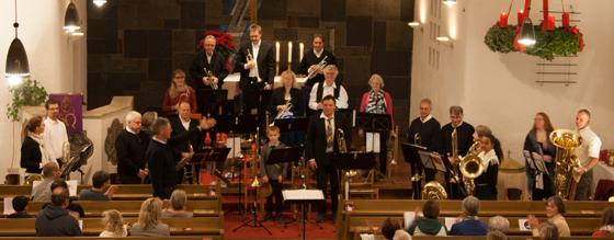 Der Posaunenchor Posaunenchor der evangelischen Friedenskirche Trudering begleitet die Gäste beim adventlichen Singen. Foto: VA