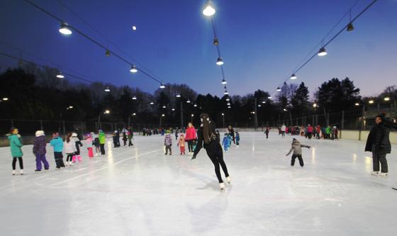 Das Eissportzentrum München-Ost ist wieder voll zugänglich. Doch Fragen hinsichtlich einer umfangreicheren Sanierung bleiben. Foto: RedHe