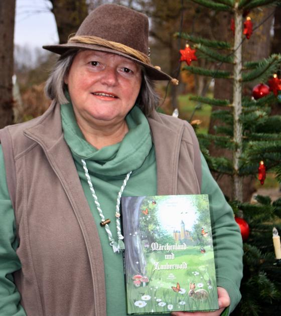 Die Autorin Karin Biela ist mit ihrer neuen Anthologie Märchenland und Zauberwald zu Gast bei der Seniorengruppe Oldies but Goldies. Foto: privat