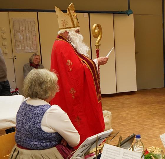 Die AWO in Neubiberg lud zu einem Nikolausabend ein, zu dem zahlreiche Gäste gekommen waren. Foto: VA