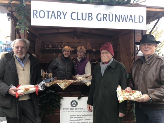 Der Rotary Club Grünwald bot selbstgebackene Plätzchen und selbstgekochte Marmeladen an. Präsident Prof. Klaus Friese (l.) war sehr stolz auf seine tatkräftige Mannschaft. Foto: hw