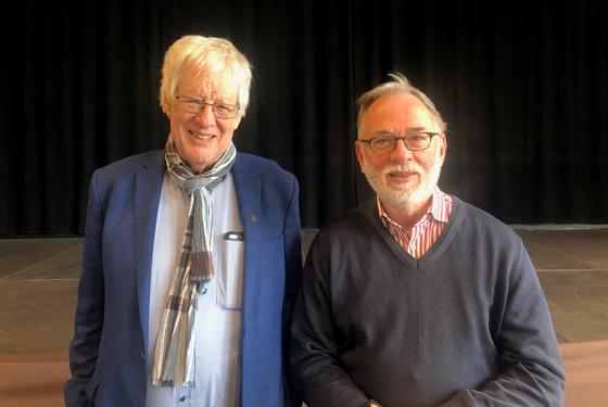 Die beiden Initiatoren Peter Wagner (links) und Dr. Georg Kronawitter freuen sich, dass eine Induktionsschleife zukünftig Hörgeräteträger unterstützt. Foto: oh