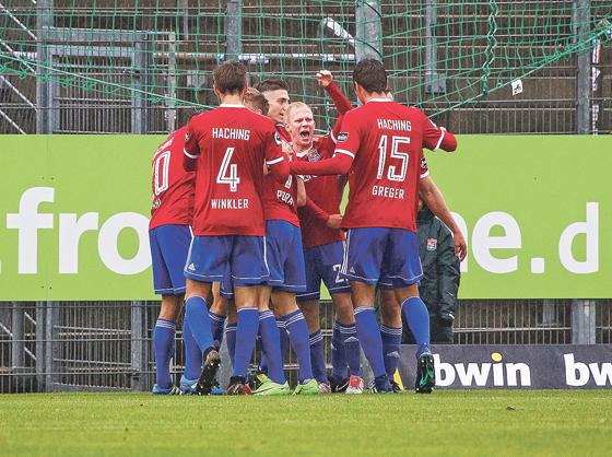 Siege waren bei Haching zuletzt rar. In Jena durften sich Trainer Claus Schromm und seine Mannschaft mal wieder über drei Punkte freuen.	Foto: Christian Riedel