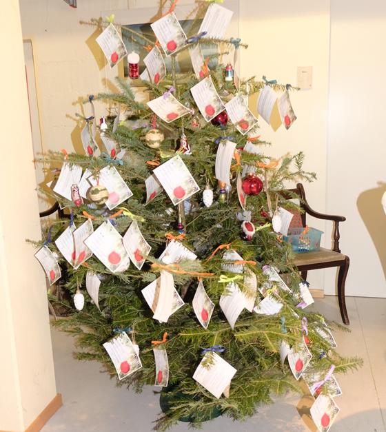 Die Frauen Union Vaterstetten-Parsdorf hat in Zusammenarbeit mit dem Team des OHA einen Weihnachtswunschbaum aufgestellt. Foto: VA