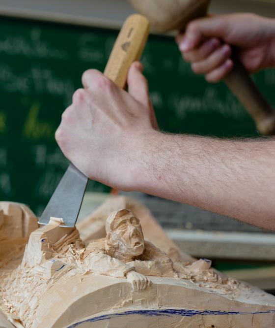 Ein Wettbewerbsbeitrag der Holzbildhauer entsteht. Foto: © Diözesanmuseum Freising/Thomas Dashuber