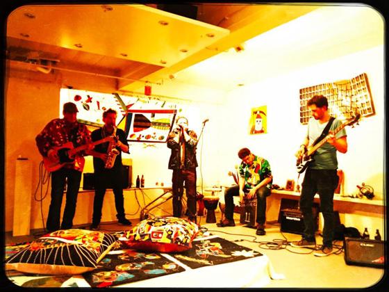 Die Band "Riksha Ride" spielt live auf dem Kunstbasar im Atelier Au. Foto: VA