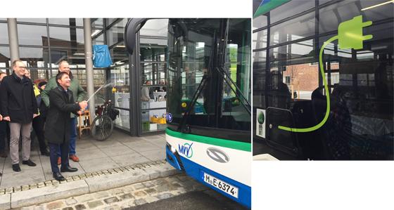 Unterföhrings Erster Bürgermeister Andreas Kemmelmeyer freut sich über die Inbetriebnahme der E-Buslinie 232 und weiht einen der Busse mit einer Sektdusche ein. Bild rechts: Die neuen E-Busse sind mit Stecker-Symbolen versehen. F: Landratsamt München