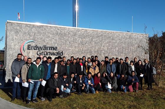 Master-Studierende der Hochschule Heidelberg bei der EWG in Laufzorn, darunter angehende Energieexperten aus Indien, China und Mexico.  Foto: VA