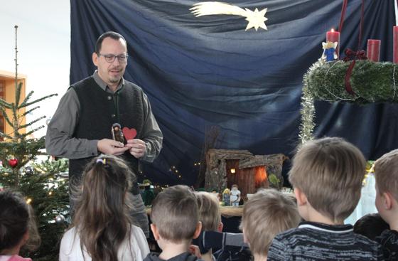 Pfarrer Torsten Bader aus Feldkirchen, hier mit Kindern der evangelischen Kindertagesstätte Dornach, schreibt die Weihnachtsbotschaft im Landkreis-Anzeiger. Foto: bs