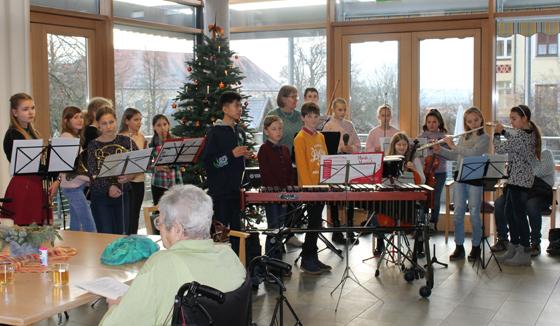 Einen Nachmittag mit adventlicher Musik gestaltete ein kleines Orchester des Gymnasiums Dorfen im Marienstift Dorfen.  Foto: VA