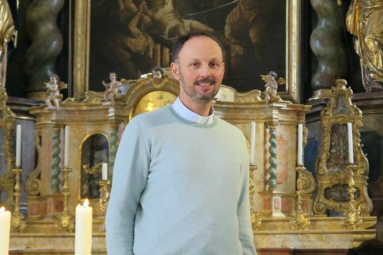 Pfarrer Willi Huber vom katholischen Pfarrverband St. Thomas und St. Lorenz schreibt die Weihnachtsbotschaft im Bogenhausener Anzeiger. Foto: VA