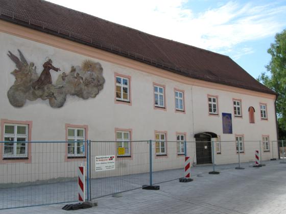 Seit 1986 befindet sich das Erdinger Museum im ehemaligen Antoniusheim, das vorher von 1855 bis 1972 als Kindergarten fungierte. Foto: Rufus46, CC BY-SA 3.0