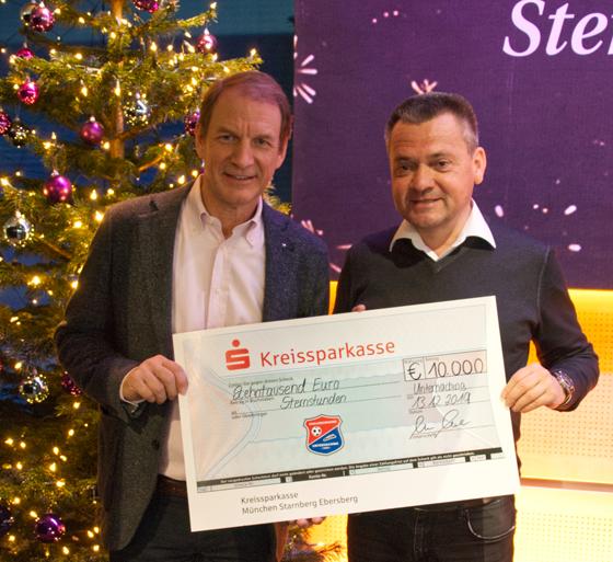 Manfred Schwabl (rechts) übergab Thomas Jansing, Geschäftsführer des Vereins Sternstunden, einen Scheck über 10.000 Euro. Foto: Verein