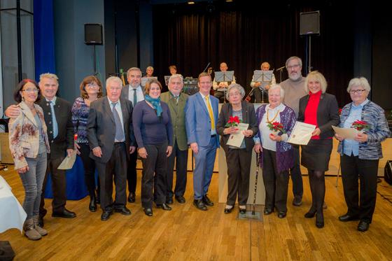 Für 10 Jahre wurde Elisabeth Müller geehrt, für 25 Jahre Anneliese Eggerer und Hubert Gius und für ganze 45 Jahre durfte Lieselott Willerer die Glückwünsche entgegennehmen. Foto: VA