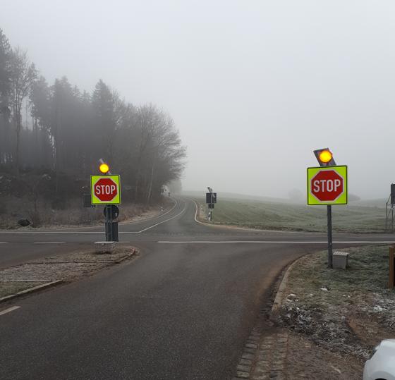 In Fahrtrichtung Taufkirchen sind die Zeichen STOP erneuert und höher gesetzt worden. Foto: LRA Erding