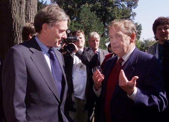 Václav Havel (rechts) im September 2000 mit dem damaligen IWF-Chef und späteren deutschen Bundespräsidenten Horst Köhler. Foto: gemeinfrei