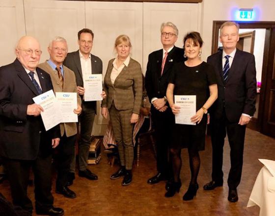 Zum Jahresabschluss ehrte die CSU Grünwald langjährige Mitglieder. Bürgermeister Jan Neusiedl (r.) gratulierte herzlich. Foto: VA