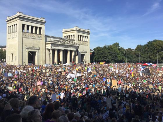 Es muss einiges anders werden: Bei "Fridays for Future", wie heuer am Königsplatz, demonstrierten viele Münchner. Foto: Daniel Mielcarek