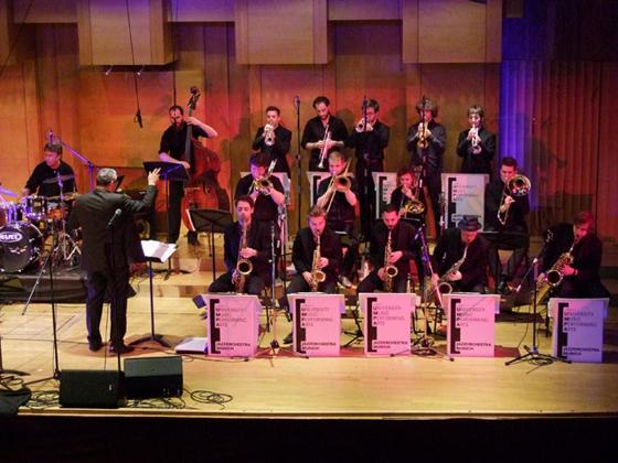 Ausgewählte Ensembles des Jazz Instituts, Studierende und Lehrende gleichermaßen, zeigen auf der Bühne die ganze Bandbreite des Jazz. Foto: VA