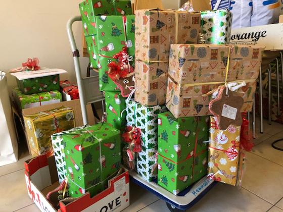 Jede Menge Päckchen konnten die Helfer der AWO für "Weihnachten in der Schachtel" packen. Foto: VA