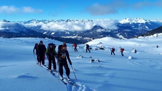 Die Kursteilnehmer im Aufstieg zum Morgenkogel in die Tuxer Alpen. Foto: Marcus Rau