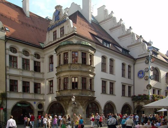Die bairischen Tanzabende finden im weltberühmten Hofbräuhaus am Platzl statt. Foto: Gemeinfrei