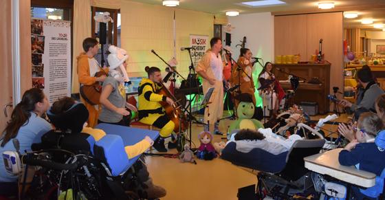 Im Rahmen der Tour des Lächelns musizierte "Musik schenkt Lächeln e.V." gemeinsam mit den Kindern vom Kinderhaus AtemReich in Moosach. Foto: VA