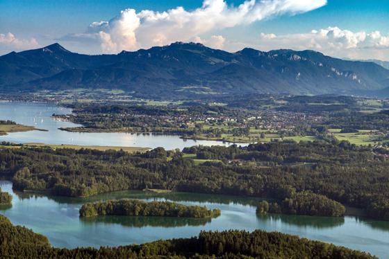 Die Eggstätt-Hemhofer Seenplatte vor dem Chiemgauer Alpen mit der Kampenwand. Foto: Rainer Nitzsche