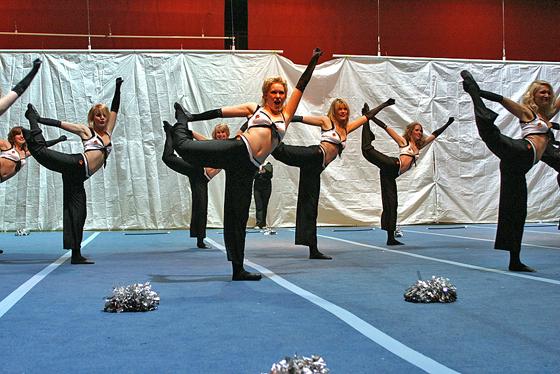 Cheerleading ist wie American Football auch ein Teamsport, bei dem jedes einzelne Mitglied zählt. Symbolbild: Jannis, CC BY-SA 3.0