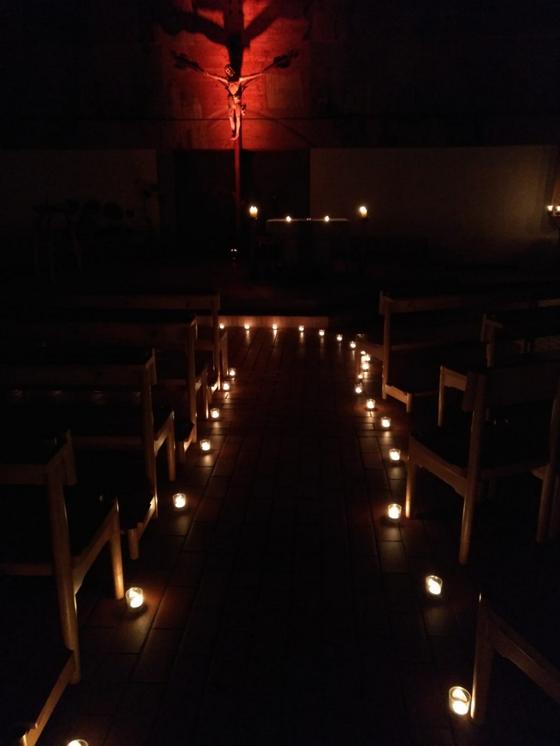 Ein bezaubernder Lichtergang führt durch die dunkle Kirche zur Emmauskapelle. Foto: VA