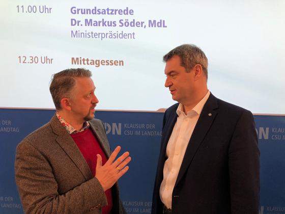 Thomas Huber sprach bei der Klausurtagung in Seeon mit Ministerpräsidenten Markus Söder über die Bahnhof-Problematik. Foto: Nikolas Maier