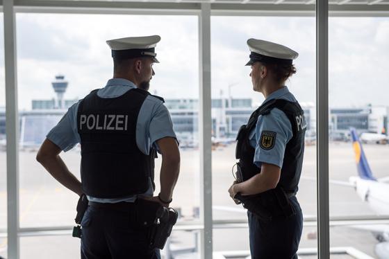 Bundespolizisten am Flughafen München kontrollieren täglich knapp 50.000 Passagiere zur grenzpolizeilichen Ein- und Ausreise. Dabei versuchen immer wieder Passagiere, mit gefälschten oder Dokumenten Anderer an den Beamten vorbeizukommen. Foto: Bundespoliz