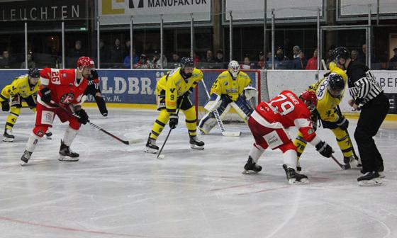 Spielszene zwischen dem EHC Klostersee und den Löwen Waldkraiburg, die am diesem Wochenende im Grafinger Eisstadion gastieren. Foto: smg
