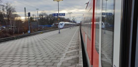 Vielleicht auch einmal Realität? Ein ICE auf Abwegen auf der S-Bahnlinie S8, aufgenommen im Dezember 2019. Foto: Roland Krack/Aktion Münchner Fahrgäste