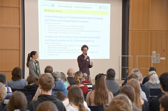 Beim ersten Klimadialog im Landkreis Ebersberg debattierten Schüler mit Landrat Robert Niedergesäß über die Herausforderung Klimawandel. Foto: Benjamin Hahn