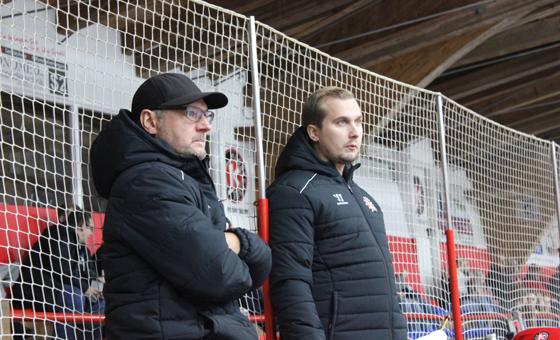 Die beiden Trainer (Co-) Helmut Gleixner (links) und (Headcoach) Dominik Quinlan (rechts), der auch an diesem Wochenende noch krankgeschrieben fehlen wird. Foto: smg