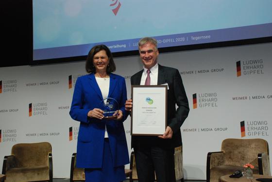 Landtagspräsidentin Ilse Aigner gratulierte Holzkirchens Bürgermeister Olaf von Löwis herzlich zum Nachhaltigkeitspreis. Foto: Dr. N. Baumgärtner