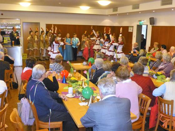 Die Kindergarde des OFC Karlsfeld begeisterte mit ihren Tänzen die Plieninger Senioren. Foto: Georg Rittler
