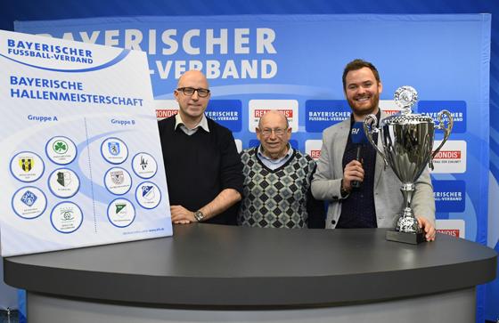 Bei der Auslosung (von links): Björn Tenger (Remondis), Heinz-Peter Birkner (BFV-Ehrenmitglied) und Moderator René Brüning-Wolter. Foto: Bayerischer FußballVerband e.V.