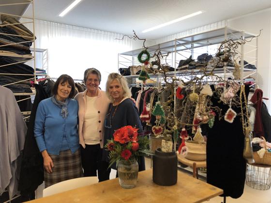Heidemarie Witt, Doris Zieran und Charlotte Sturm betreuen gemeinsam mit andern Helfern den Secondhand-Shop der Nachbarschaftshilfe. Foto: hw