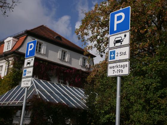 Parkplätze mit Elektroladesäulen dürfen ausschließlich nur von Elektroautos genutzt werden. Foto: Gemeindewerke Haar GmbH