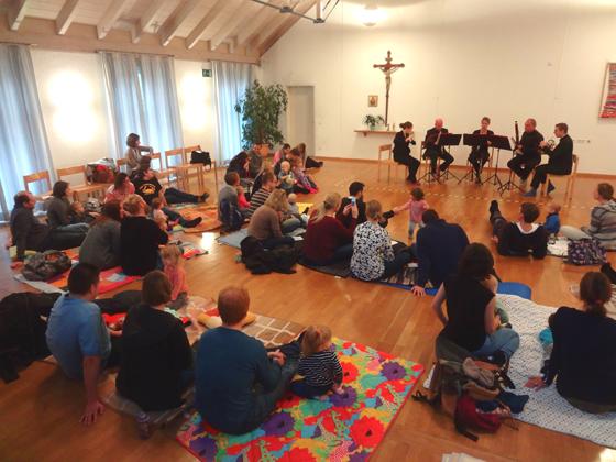 Beim Babykonzert im Pfarrsaal von Höhenkirchen-Siegertsbrunn wird für die Kleinsten musiziert. Foto: VA