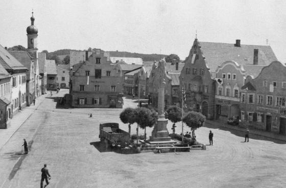 Der weiß beflaggte Grafinger Marktplatz nach dem Einmarsch der Amerikaner am 1. Mai 1945. Foto: Museum der Stadt Grafing