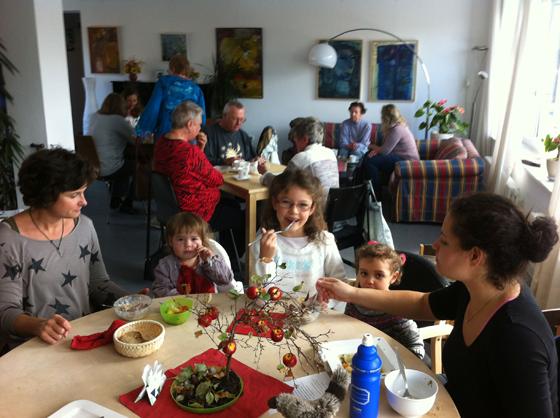 Im Familienzentrum Trudering essen alle Generationen in gemütlicher Runde gemeinsam. Foto: VA