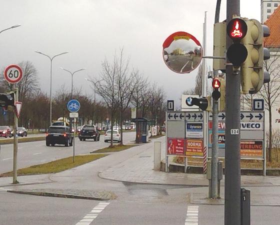 Trixi-Spiegel, wie hier in München-Milbertshofen, sollen gefährliche Kreuzungen sicherer machen. Foto: bs